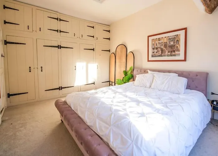 Charming Cottage Getaway In Altrincham