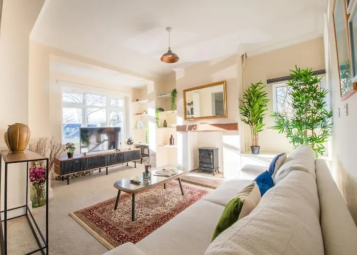Charming Cottage Getaway In Altrincham